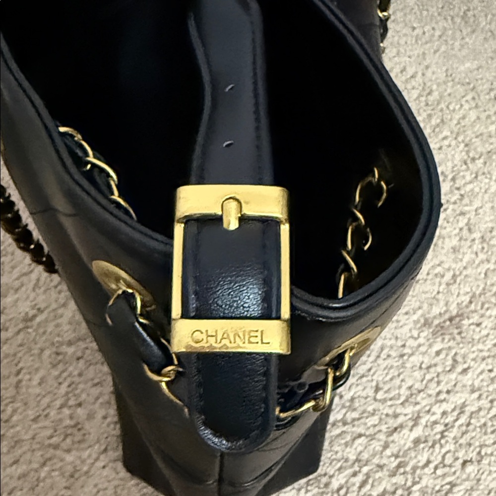 CHANEL VIP Black Quilted Shoulder Bag with Gold Hardware - Picture 5 of 12